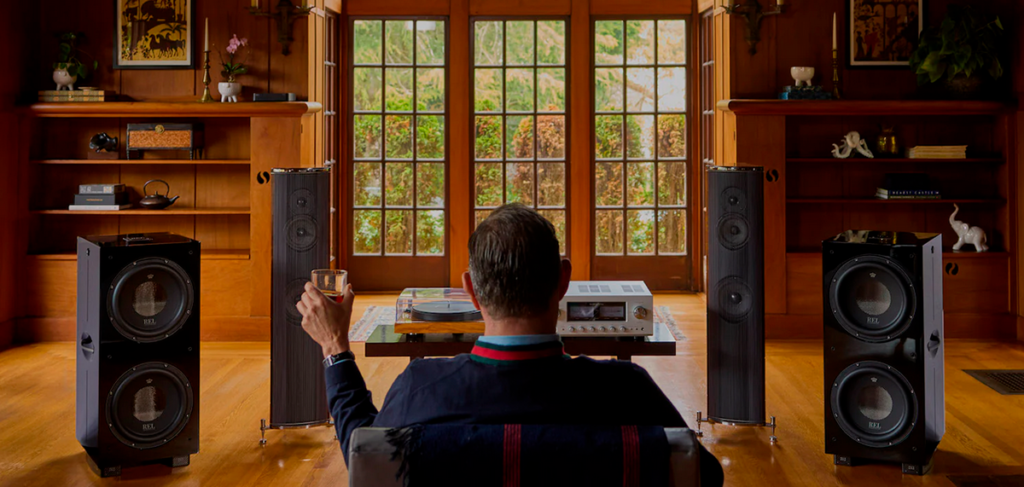 REL 212 Black Label dual array -kokoonpano olohuoneessa, kaksi subwooferia L/R sijoittelulla