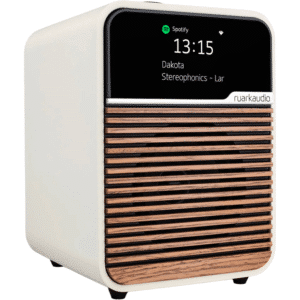 Ruark Audio R1S pöytäradio vaalea kerma lakattu runko pähkinäpuuritilä etuviistosta