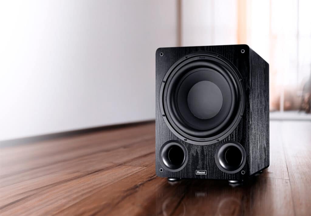 Magnat Alpha RS 12 aktiivisubwoofer olohuoneympäristössä lattialla