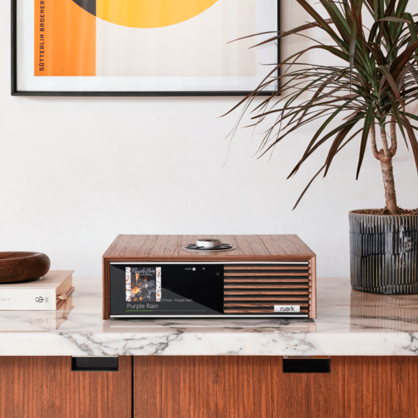 Ruark Audio R610 integroitu musiikkijärjestelmä pähkinä olohuoneessa