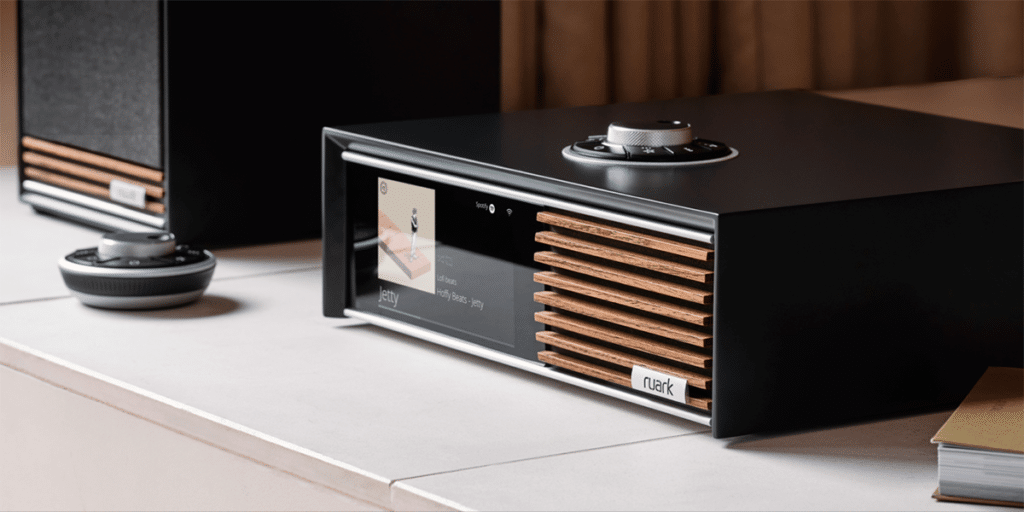 Ruark Audio R610 integroitu musiikkijärjestelmä satiininharmaa olohuoneessa