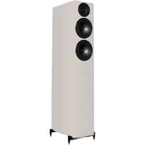 Edestä kuvattuna ritilä paikallaan Diamond 12.4i sulautuu olohuoneeseen huomaamattomasti säilyttäen lattiakaiuttimen täysikokoisen rakenteen.