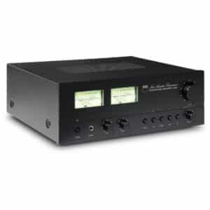 NAD C3030 integroitu stereovahvistin VU-mittareilla ja MM-phono-tulolla kuvattuna etuviistosta valkoisella taustalla.
