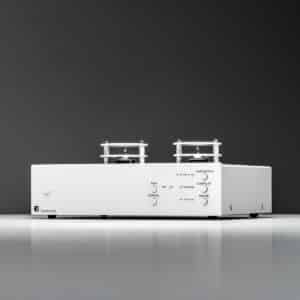 Pro-Ject Tube Box S3 B balansoitu putki-RIAA-esivahvistin hopeana mustaa taustaa vasten, ECC83-putket ja etupaneelin säätimet näkyvissä.