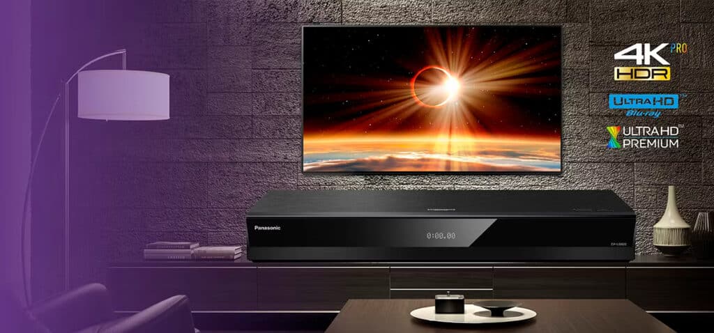 Panasonic DP-UB820 Ultra HD Blu-ray -soitin kotiteatterissa television alla, 4K HDR -elokuvatoisto UHD Blu-ray -levyiltä.