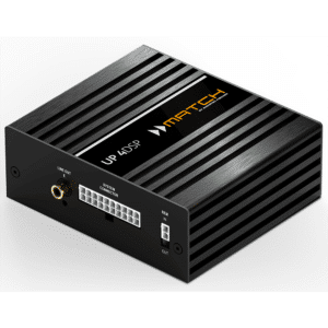 MATCH UP 4DSP -vahvistin ja DSP, viistokuva jossa Line Out ja System Connector