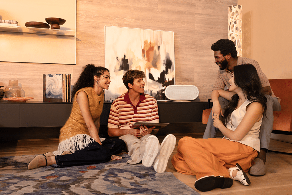 Leikkauskuva Denon Home 600 -kaiuttimesta. Kuvassa näkyy elementtirakenne ja sisäiset komponentit, jotka selittävät mallin mittakaavan, kontrollin ja basson voiman.