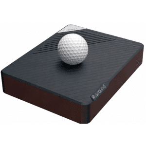 Kokoluokan havainnollistus: Russound AVA3.1 on kompakti mini-vahvistin, golfpallo mittakaavana.