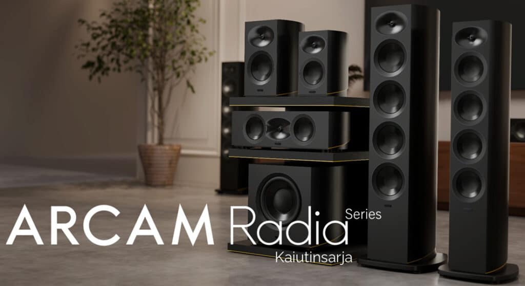 Arcam Radia sarjan kaiuttimet mustalla kaiutinkotelolla ja keltaisilla aksenteilla