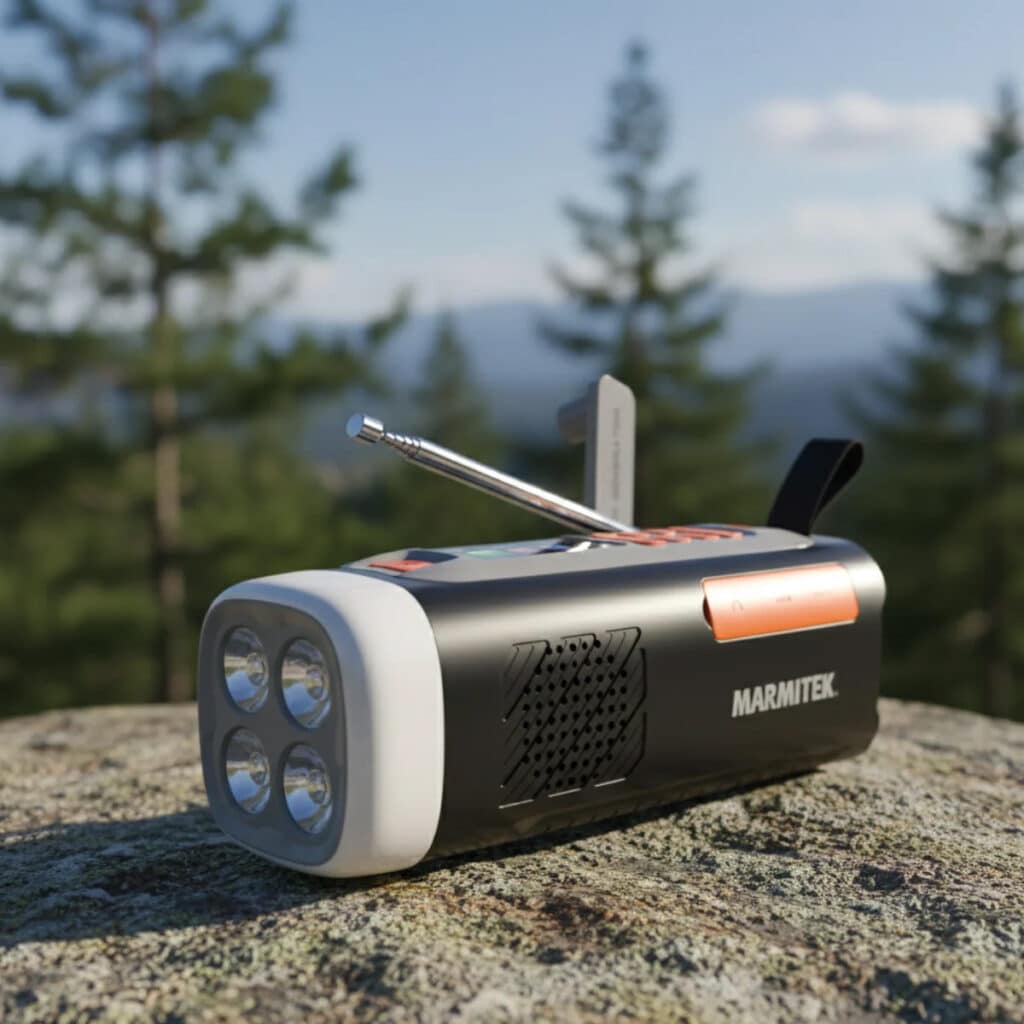 Marmitek RESQ 200 ulkoiluradio retkellä kalliolla