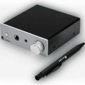 Pro-Ject Head Box E kuulokevahvistin hopealla etupaneelilla viistosta edestä, vieressä kynä mittakaavan näyttämiseksi.