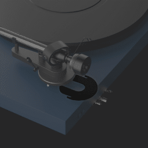 Pro-Ject VTA It asennettuna Pro-Ject-levysoittimen äänivarren jalustan alle lähikuvassa.