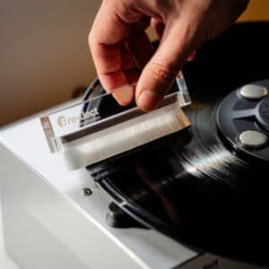 Vinyylilevyä harjataan Pro-Ject VC-E Mini -äänilevyjen pesukoneessa lähikuvassa.