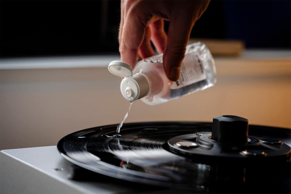 Puhdistusneste levitetään vinyylilevylle Pro-Ject VC-E Mini -äänilevyjen pesukoneessa.