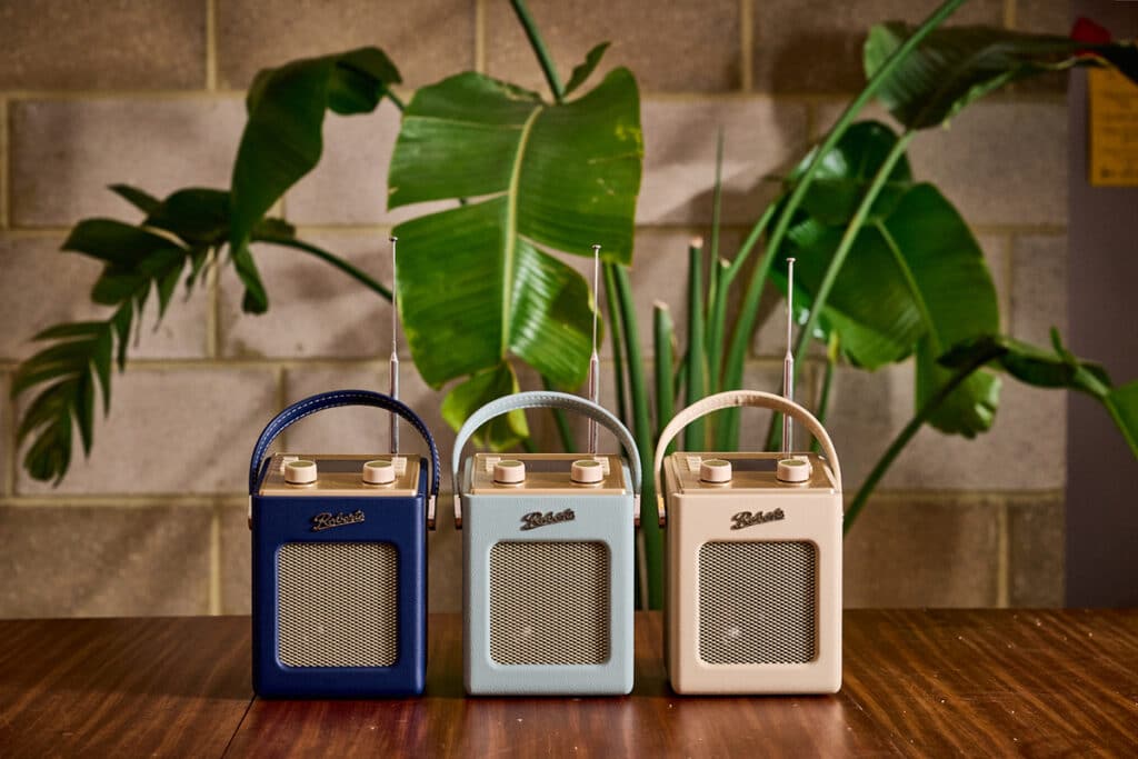 Roberts Revival Mini 2 radio kolmessa eri värissä rinnakkain