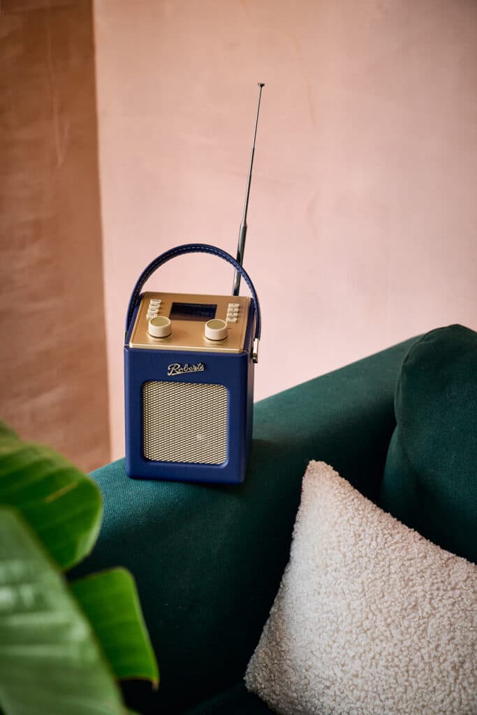 Roberts Revival Mini 2 radio sivupöydällä olohuoneessa sohvan vieressä
