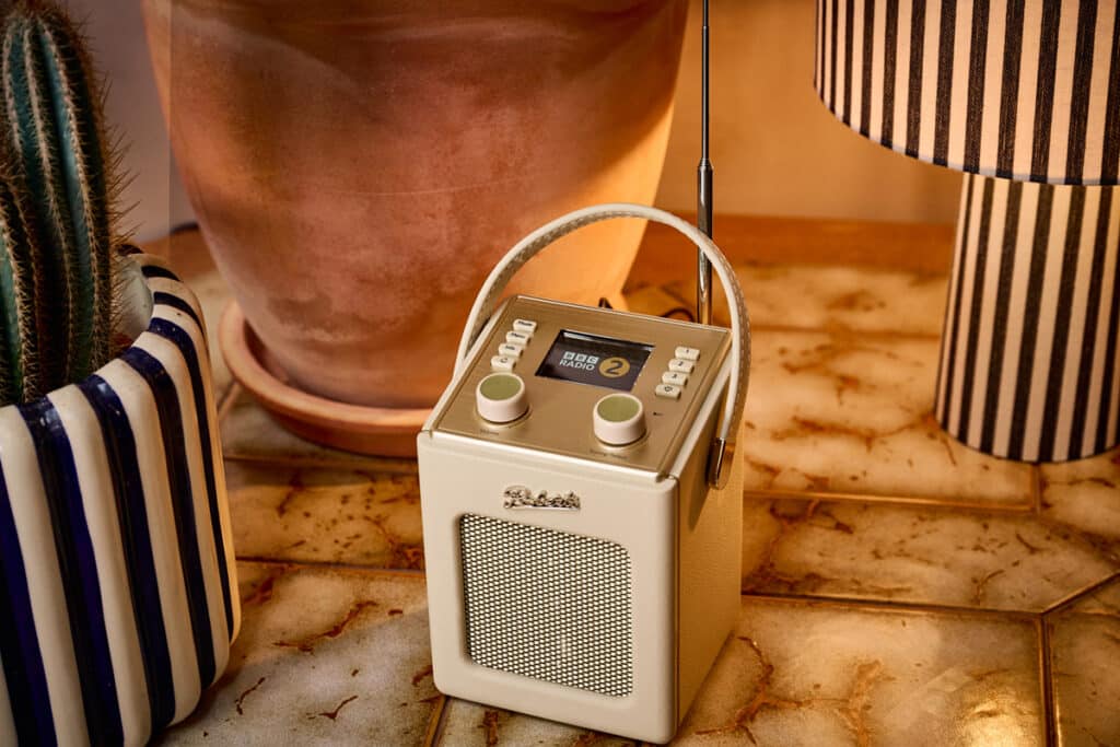 Roberts Revival Mini 2 radio pastel cream värissä 3/4 kulmasta, näyttö ja säätimet näkyvissä