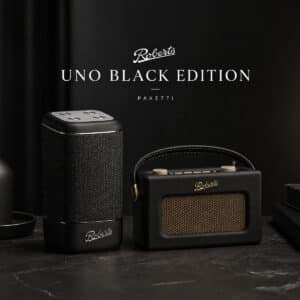 Roberts Uno Black Edition -paketti, musta Revival Uno BT -radio ja Roberts Beacon 325 Bluetooth-kaiutin tummassa premium-sommitelmassa.