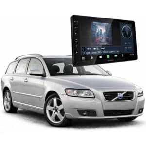 Hopeinen Volvo V50 viistosti edestä kuvattuna, ja etualalle sijoitettu suuri Kenwood-soitin havainnollistaa 1DIN-asennuskittiä.