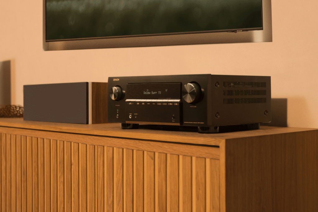 Denon AVR-X2900H DAB AV-viritinvahvistin TV-tason päällä kotiteatterikäytössä.