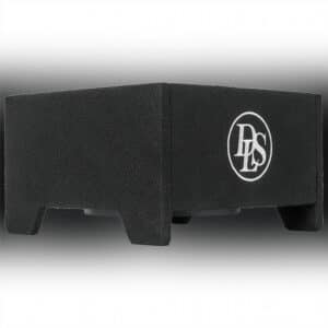 DLS PESB18 musta kompakti 8 tuuman autosubwoofer-kotelo etuviistosta DLS-logolla kuvattuna.