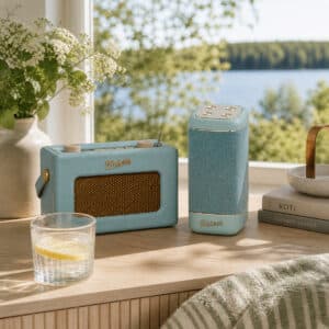 Roberts Uno Bluetooth -radio ja Beacon 335 kaiutin Duck Egg Blue värissä suomalaisessa kesäisessä kodissa ikkunan äärellä