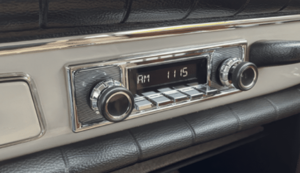 RetroSound Volvo Amazon -radio asennettuna klassisen Volvo Amazonin kojelautaan kromisella etupaneelilla ja mustilla nupeilla.