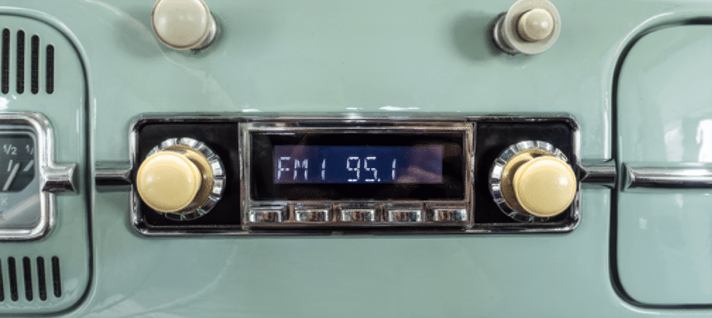RetroSound VW Kupla Beetle -radio asennettuna vaaleaan klassikkoauton kojelautaan luunvärisillä nupeilla ja kromipainikkeilla.