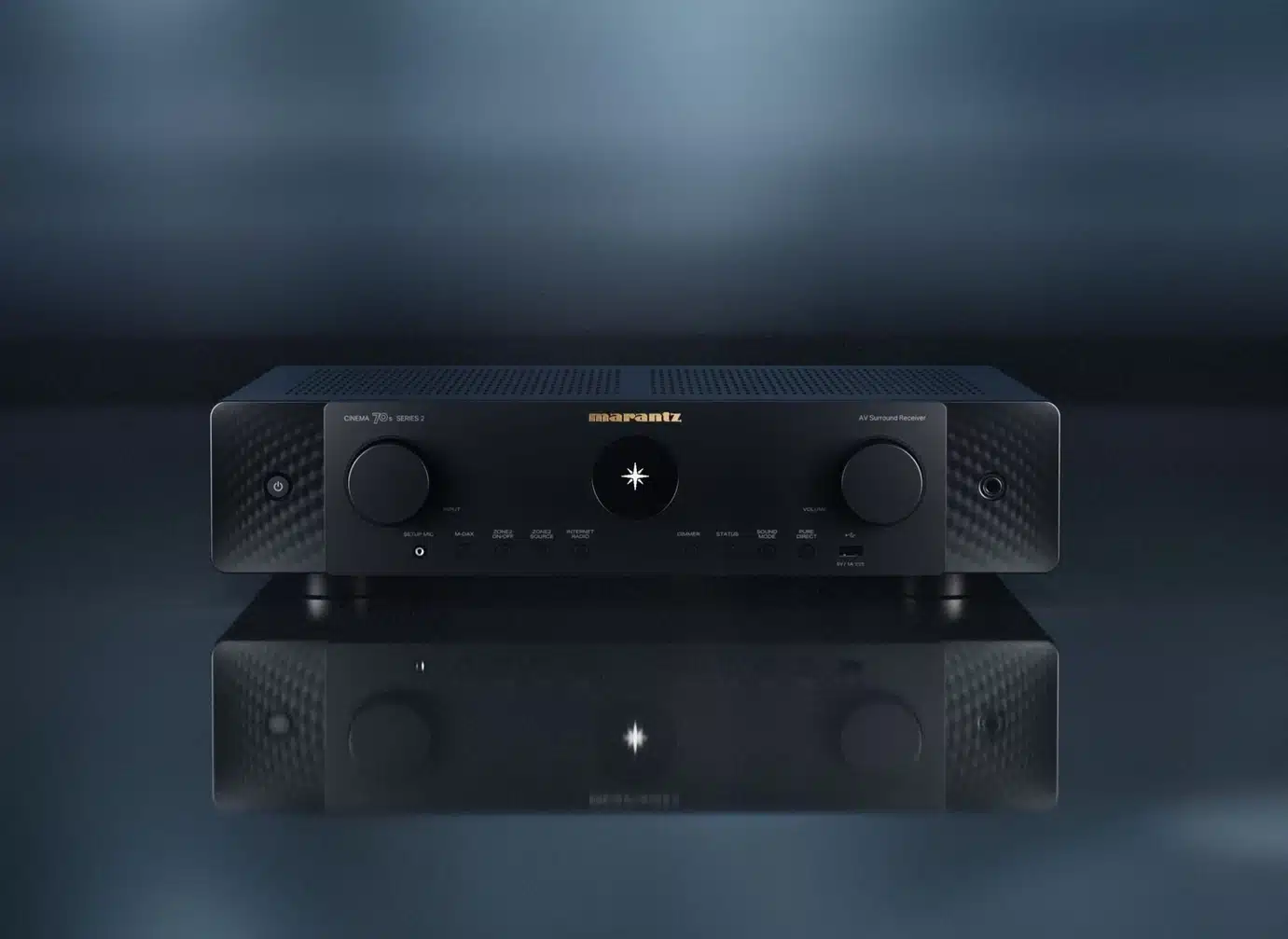 Marantz CINEMA 70s SERIES 2 musta AV-viritinvahvistin tummassa lifestyle-kuvassa.