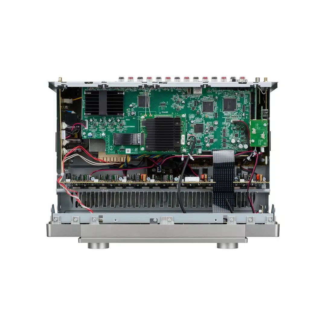 Marantz CINEMA 60 SERIES 2 AV-viritinvahvistin sisältä; virtalähde, jäähdytyselementit ja piirilevyt näkyvissä.