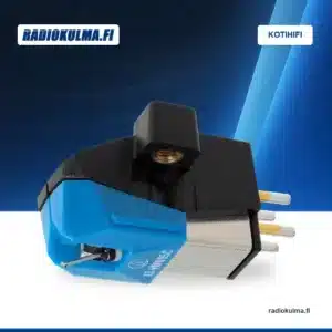 Audio-Technica AT-VM95C MM-äänirasia sinisellä kartioneulalla sivuviistosta Radiokulman Kotihifi-taustalla.