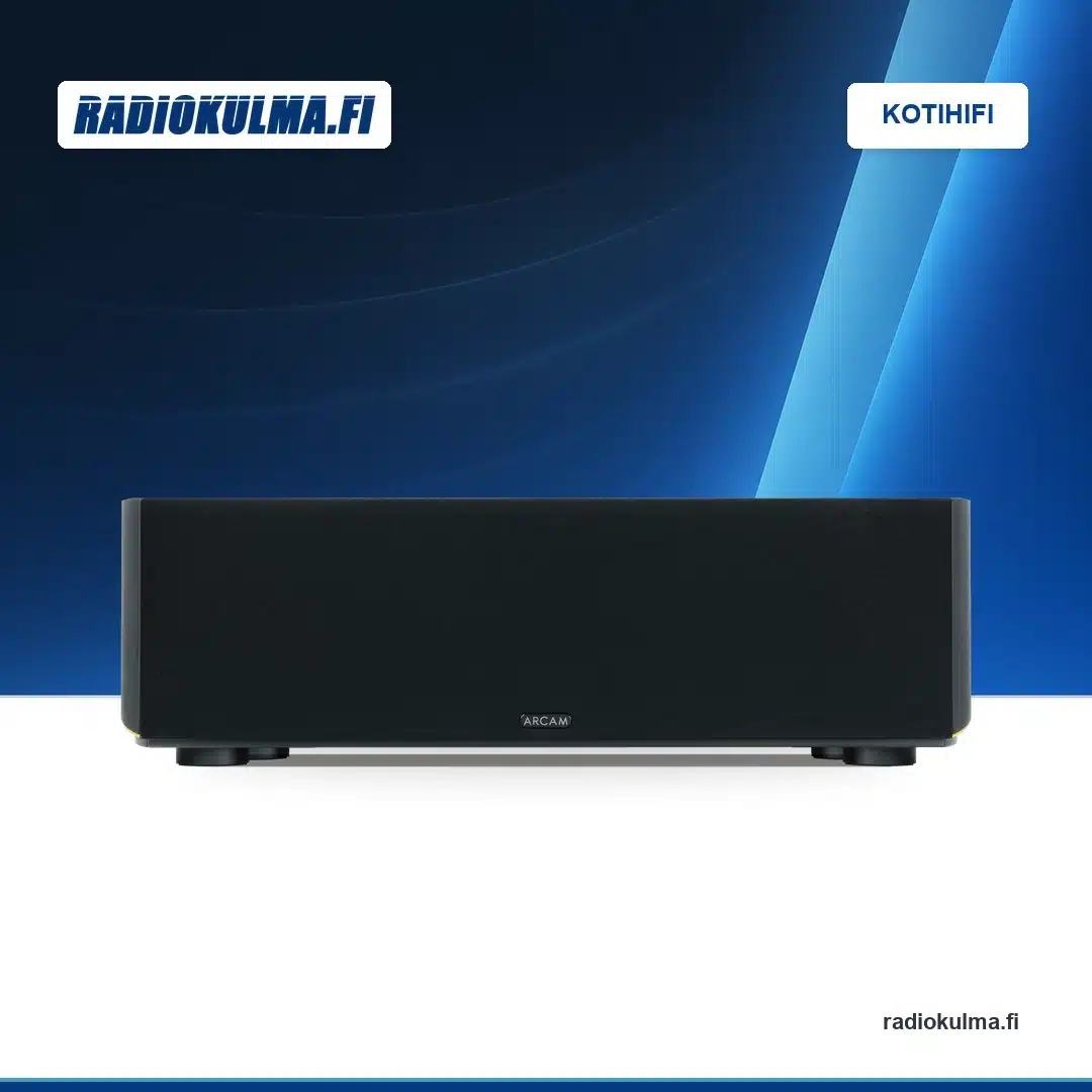 Arcam Radia R35C Black Walnut -keskikaiutin edestä magneettikiinnitteinen suojakangas paikallaan Radiokulman bränditaustalla.