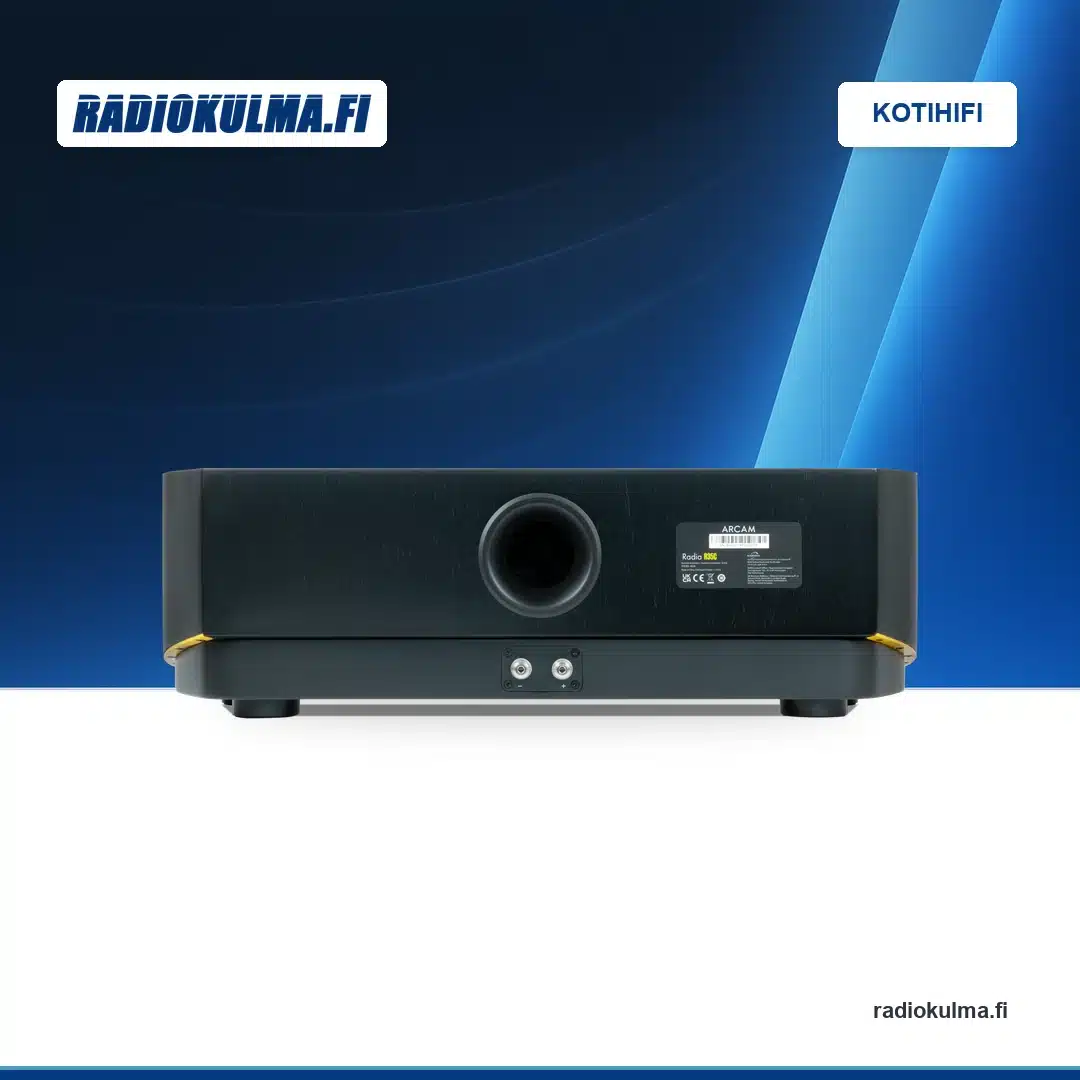 Arcam Radia R35C -keskikaiuttimen takakuva, jossa näkyvät refleksiportti, tuotetarra ja yksi kaiutinliitinpari Radiokulman bränditaustalla.