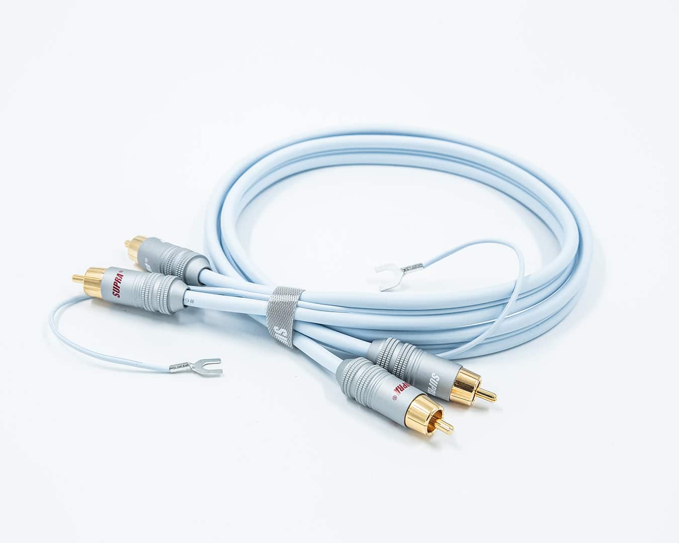Supra Phono RCA -levysoitinkaapeli kiepillä, neljä RCA-liitintä ja maadoitusjohtimien haarukkaliittimet vaalealla taustalla.