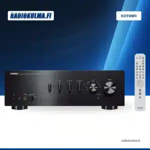 Yamaha A-S501 -vahvistimen musta etupaneeli ja hopeinen kaukosäädin Radiokulman sinivalkoisella pohjalla.