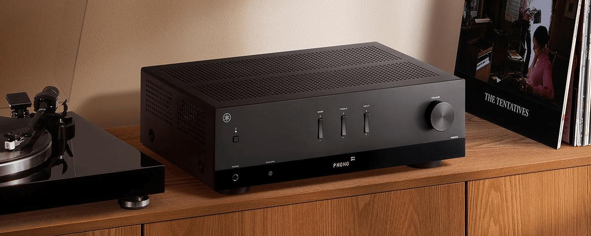 Yamaha R200A -stereoviritinvahvistin levysoittimen kanssa.