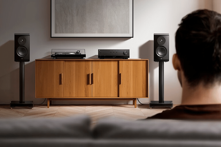 Yamaha R200A -stereoviritinvahvistin olohuoneen äänentoistojärjestelmässä.