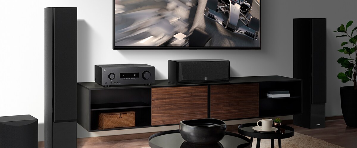 Yamaha RX300A television ja erillisten kotiteatterikaiuttimien kanssa