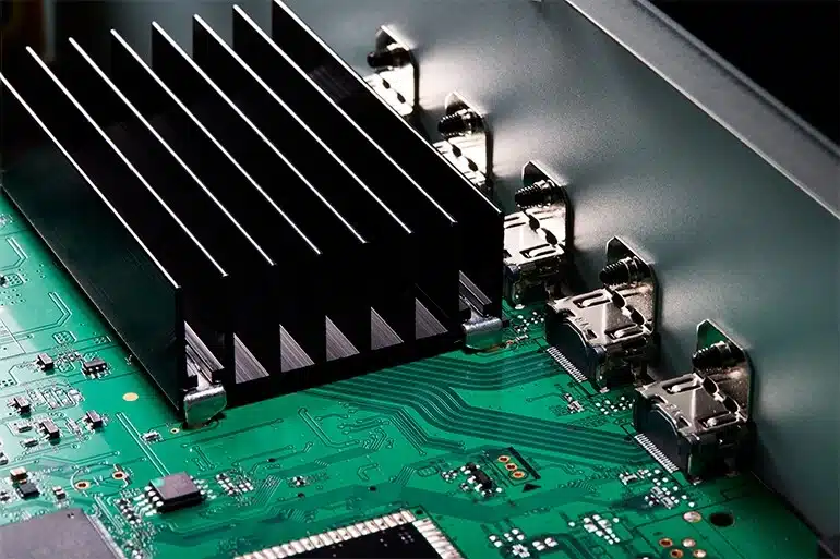 RX500A:n HDMI-elektroniikan yläpuolella oleva jäähdytyselementti