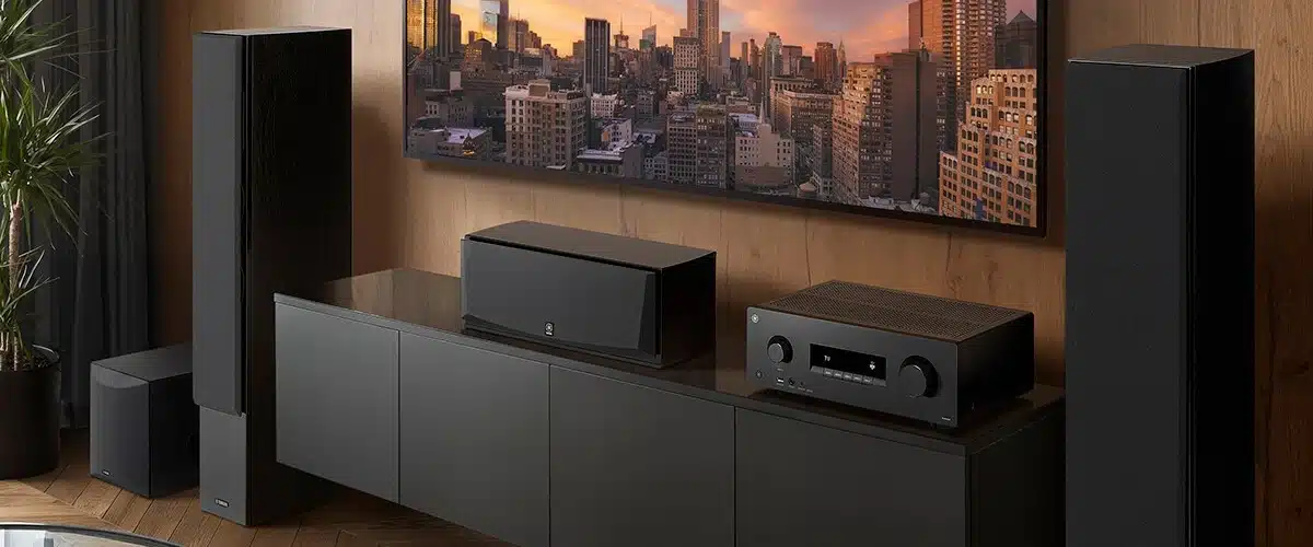 Yamaha RX500A television ja kotiteatterikaiuttimien kanssa